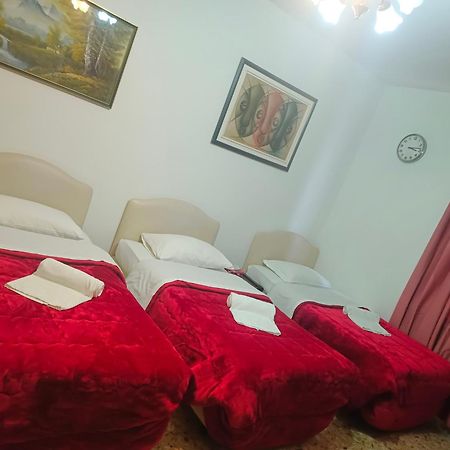 Host Roma Hostel Buitenkant foto
